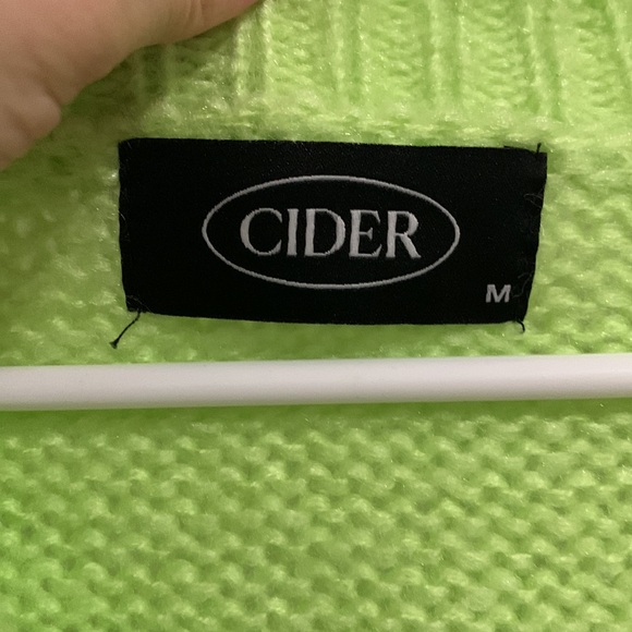 Green cardigan with floral shoulder detail - Picture 3 of 4